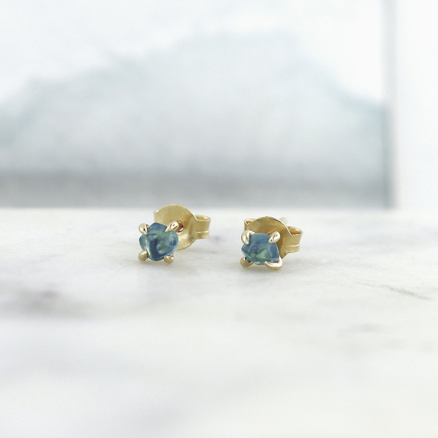 Aretes tipo pepita de 3 mm: zafiro