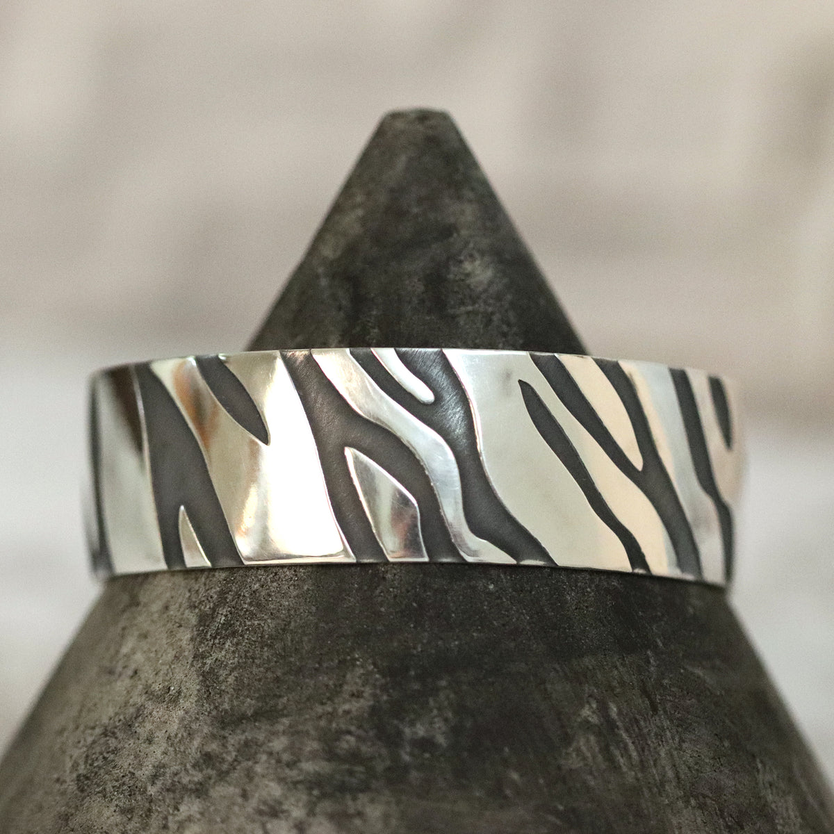 Bracelet large à rayures tigrées