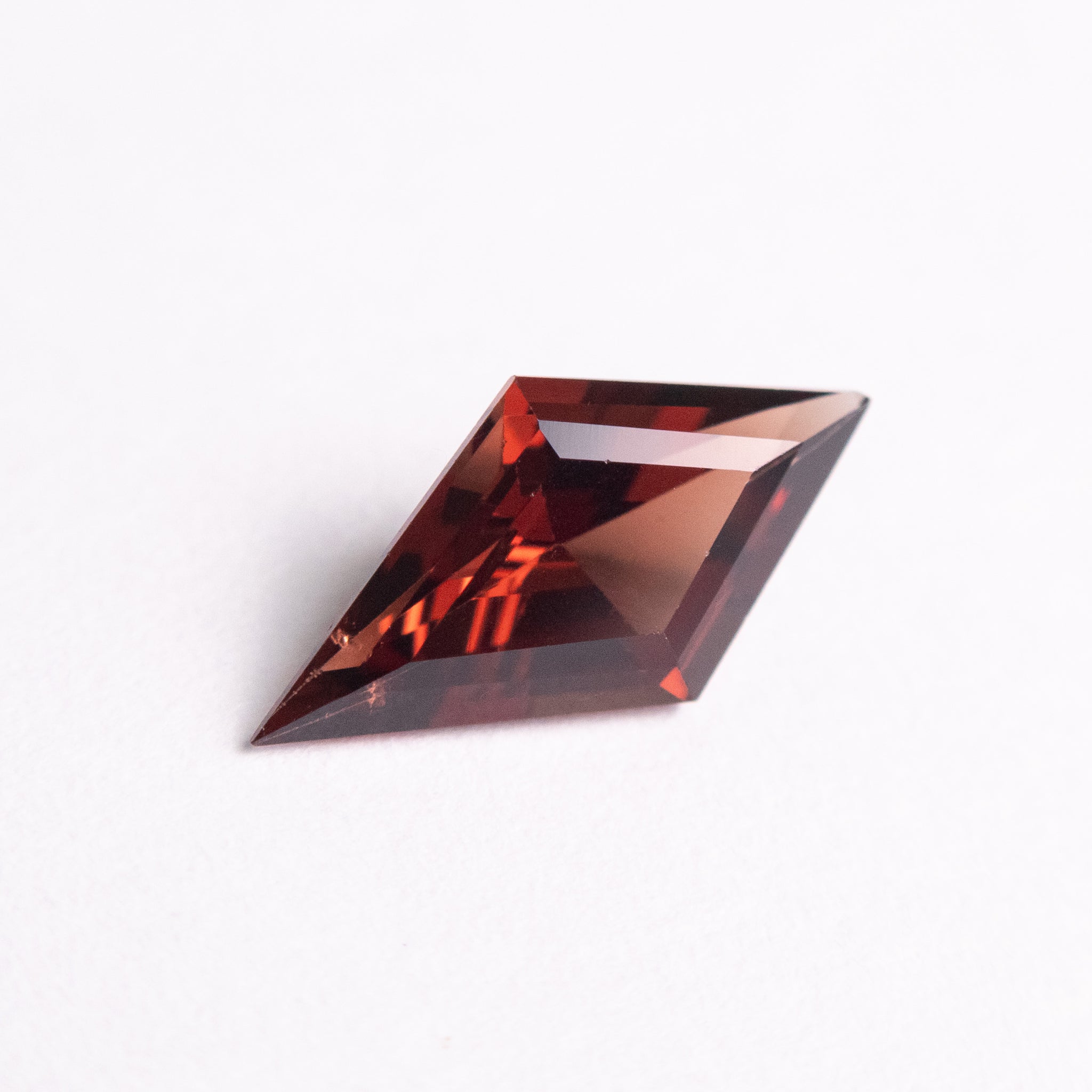 Cometa de espinela roja de 1,25 ct 