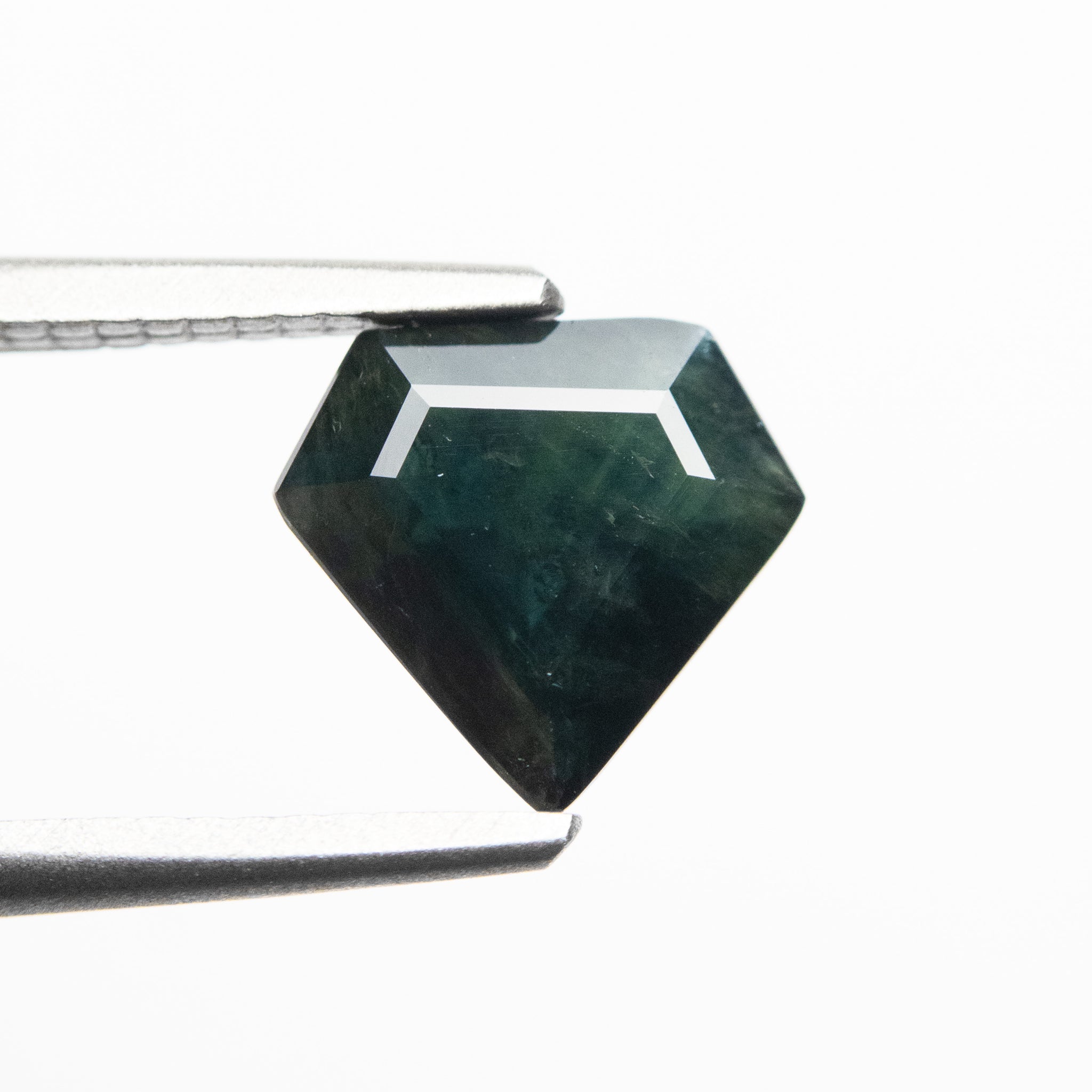 Zafiro verde azulado oscuro de 2,07 ct