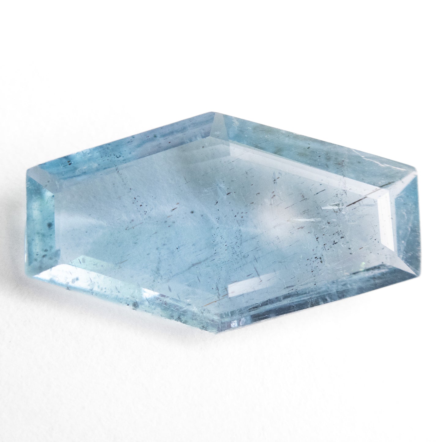 Aguamarina hexagonal de 3,86 ct 