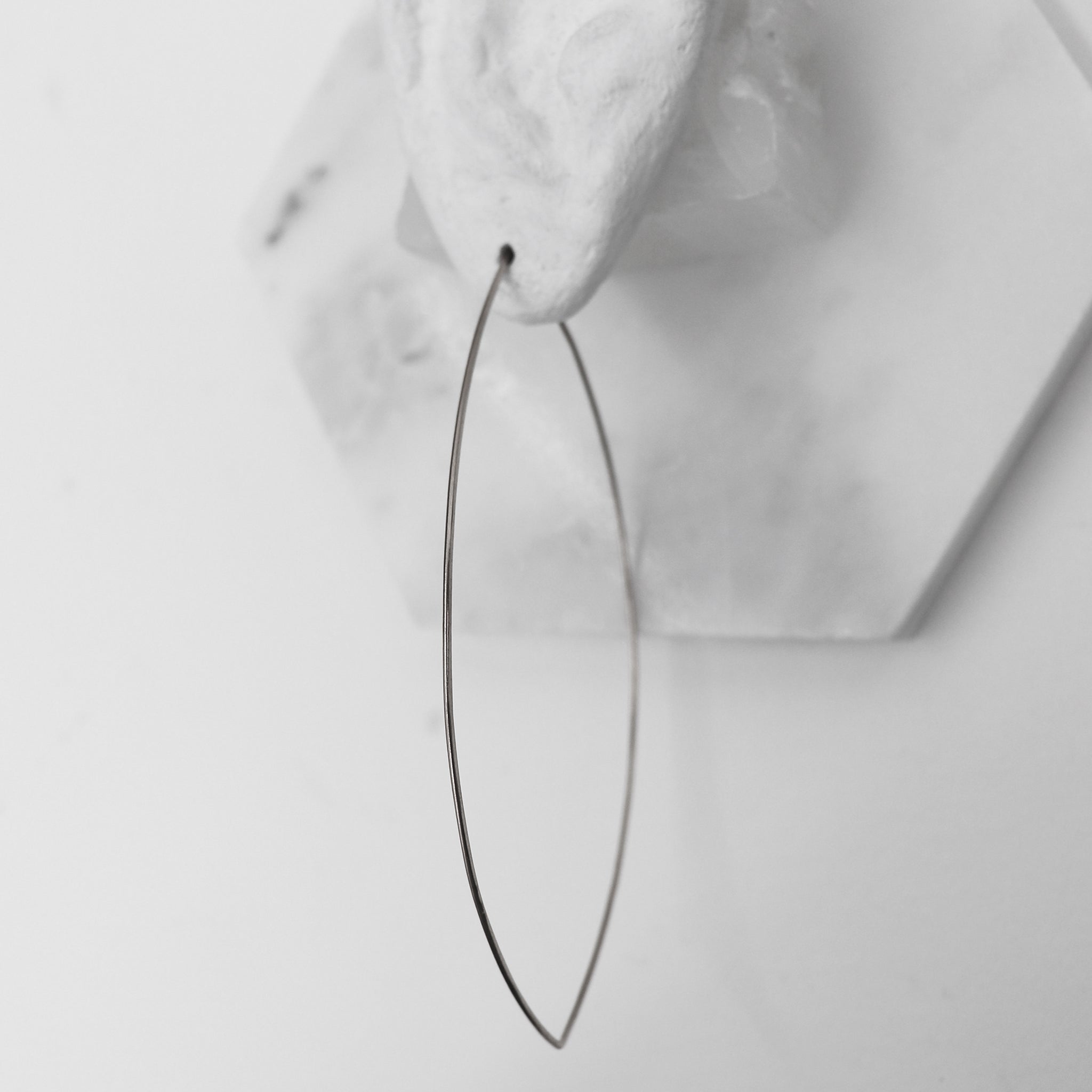 Aros martillados con hojas grandes