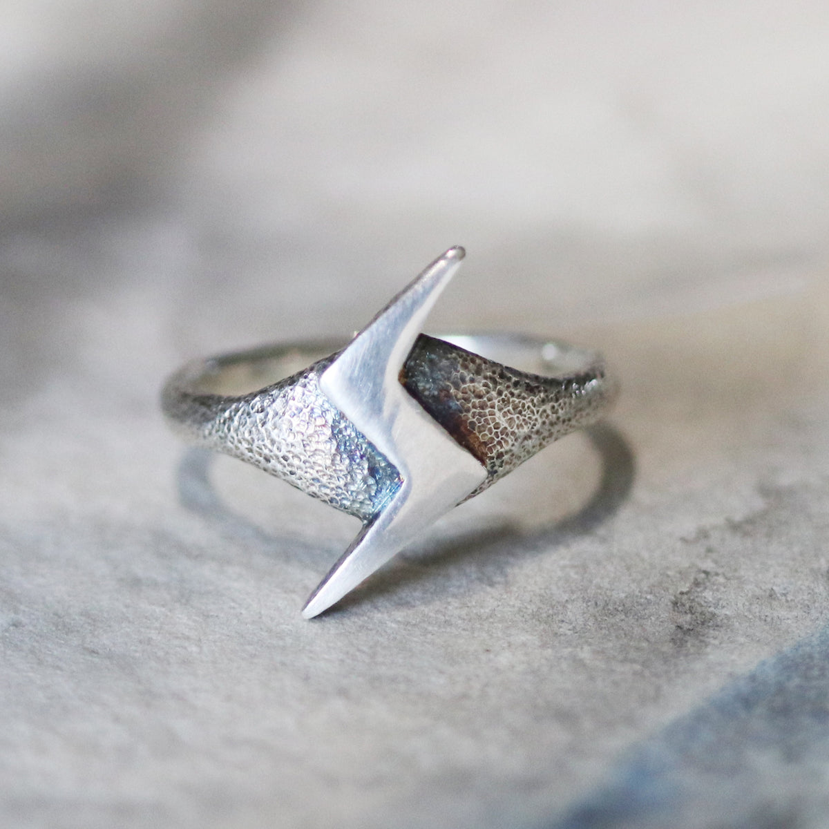 Bague initiale féroce