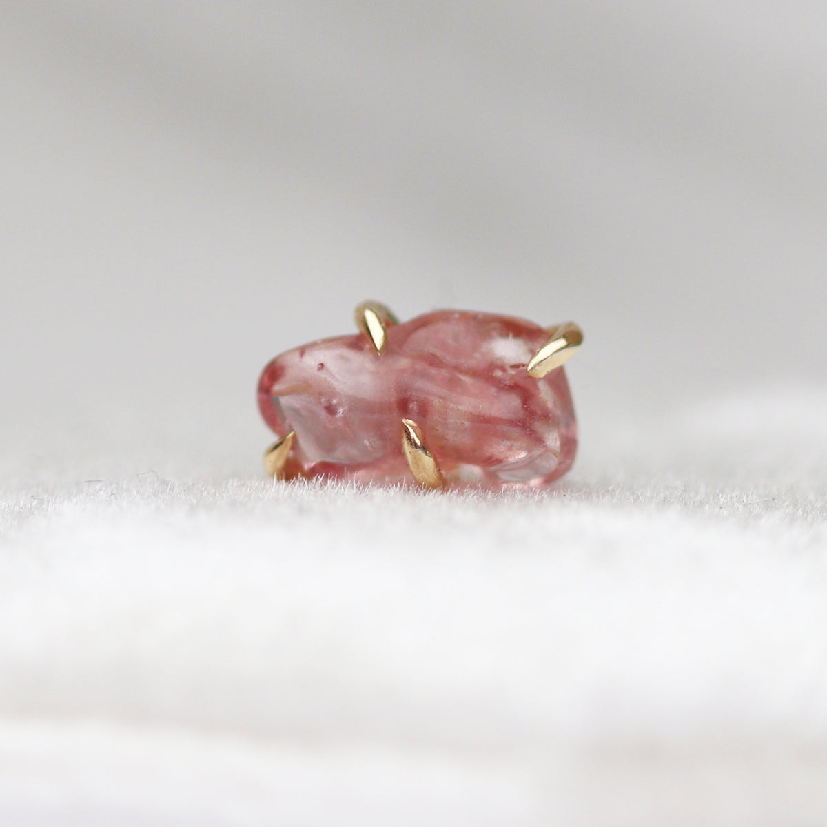 Clou d'oreille pépite 7 mm - spinelle pêche