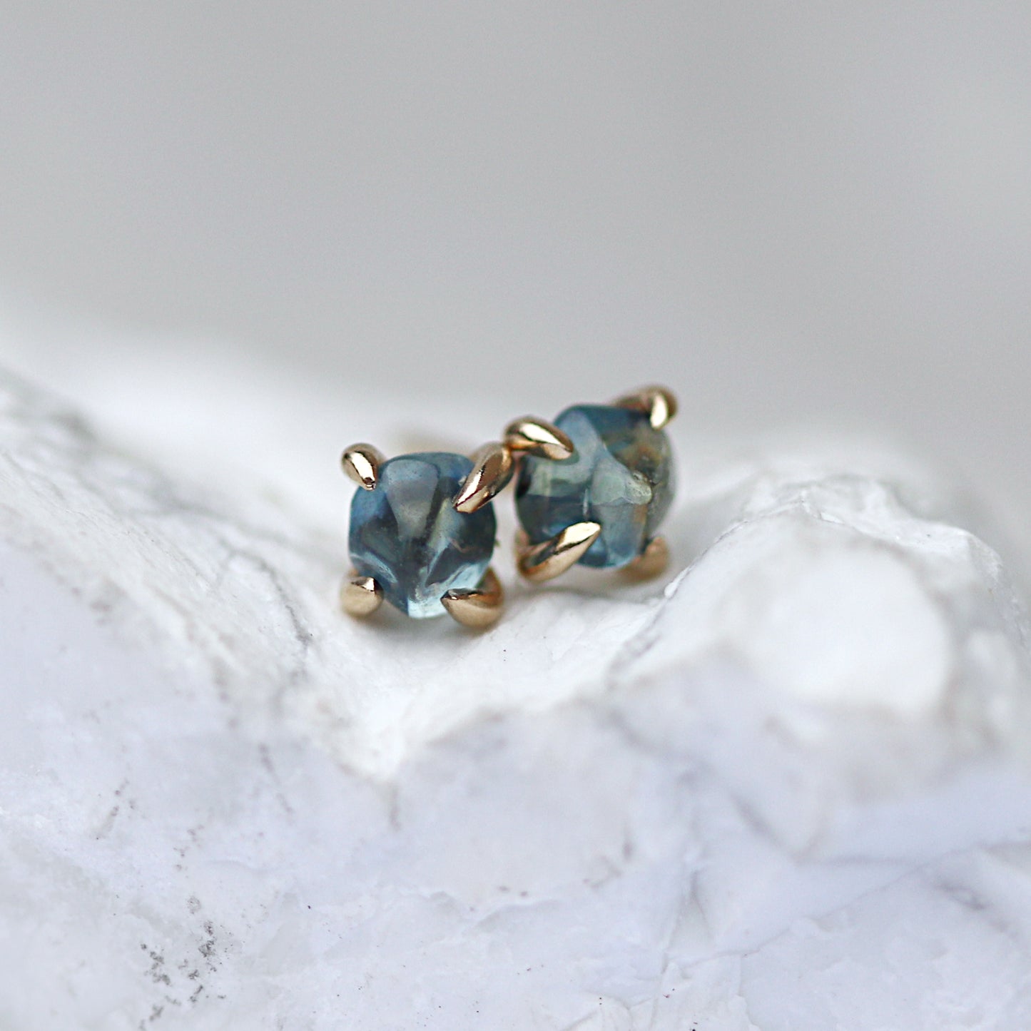 Aretes tipo pepita de 3 mm: zafiro
