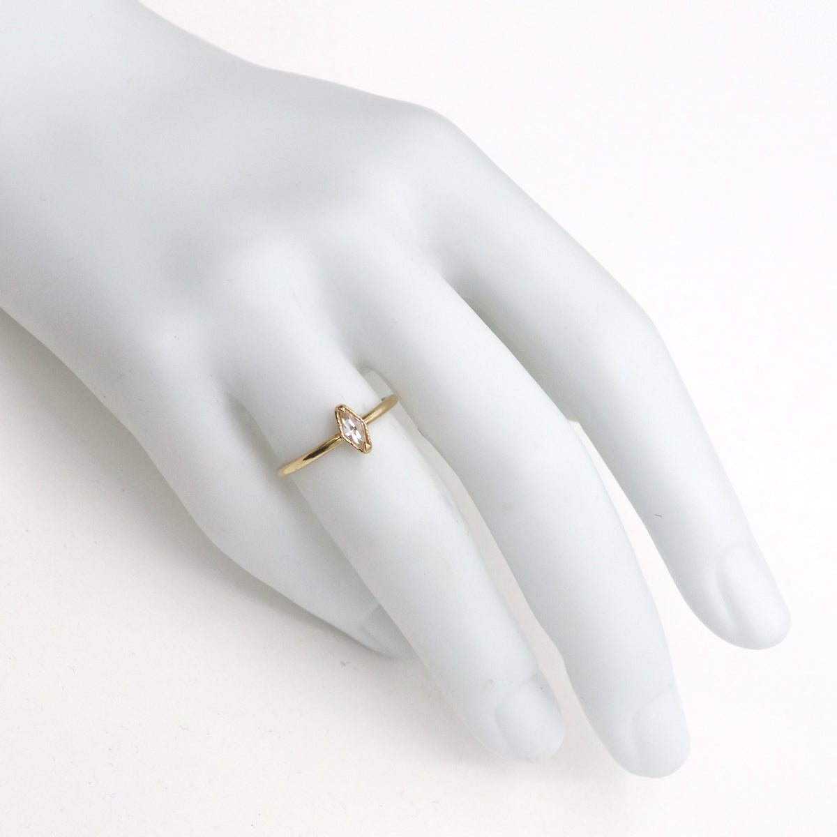 Solitaire délicat en moissanite