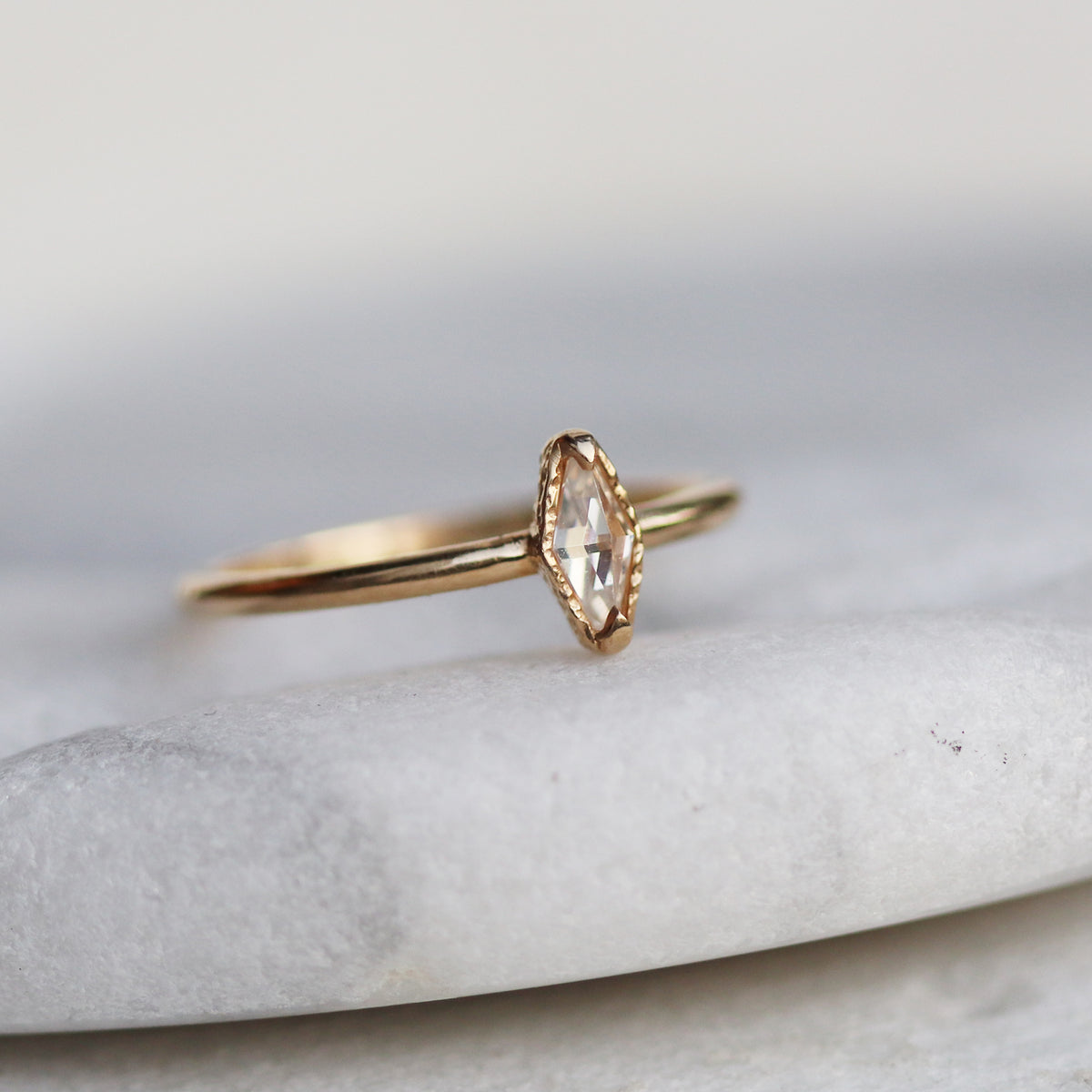 Solitaire délicat en moissanite