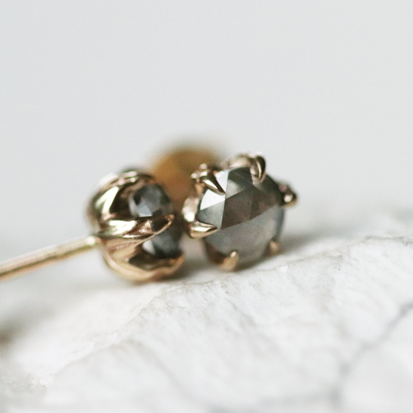 Los pendientes con forma de garra de hoja brillan