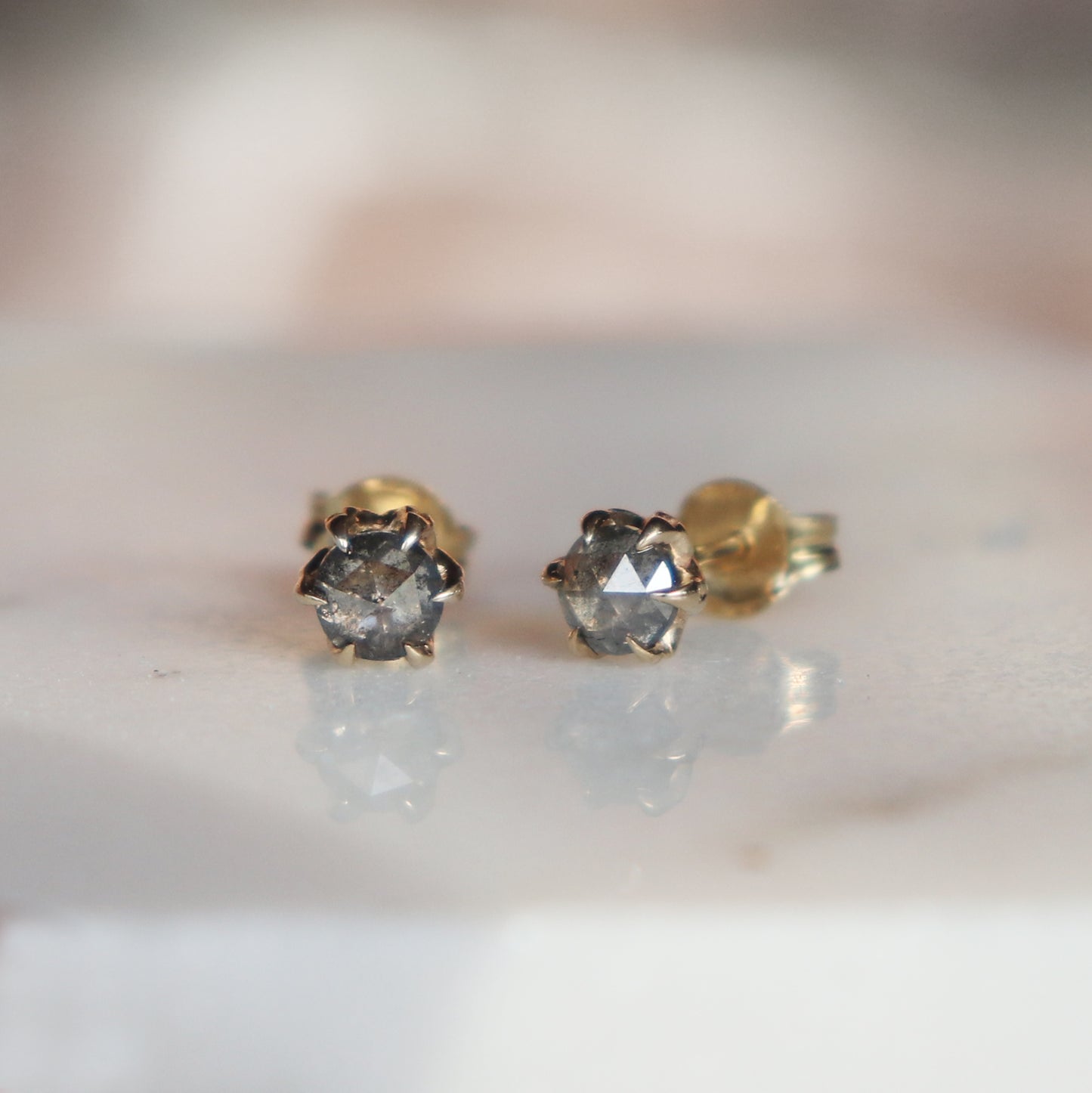Los pendientes con forma de garra de hoja brillan