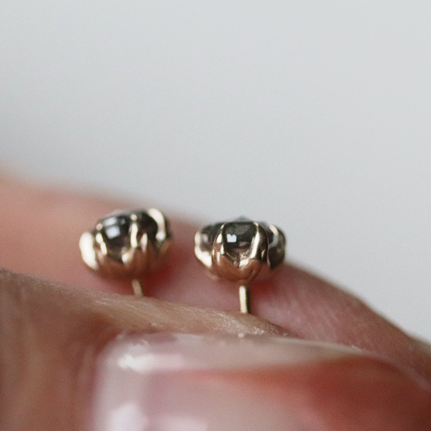 Los pendientes con forma de garra de hoja brillan