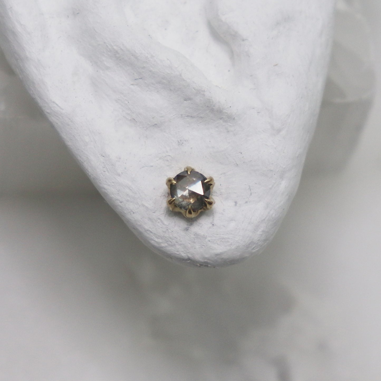 Los pendientes con forma de garra de hoja brillan