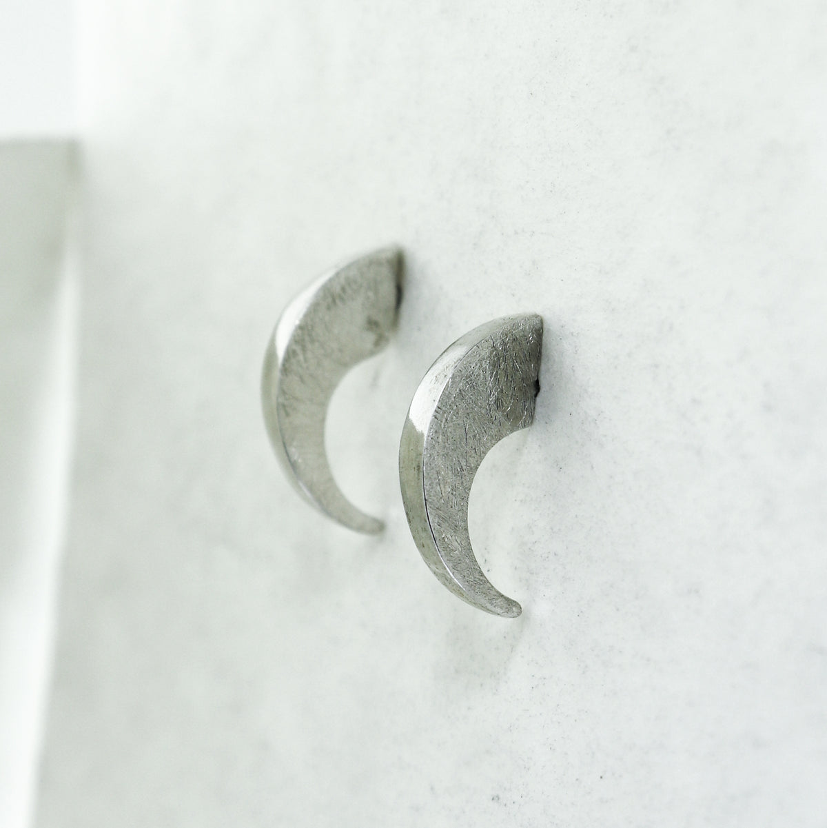 Clous d'oreilles en forme de griffes de tigre - Medium